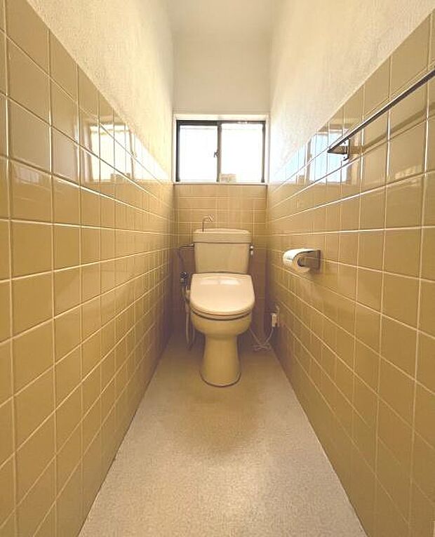 【2階トイレ】温水洗浄便座つきで快適です