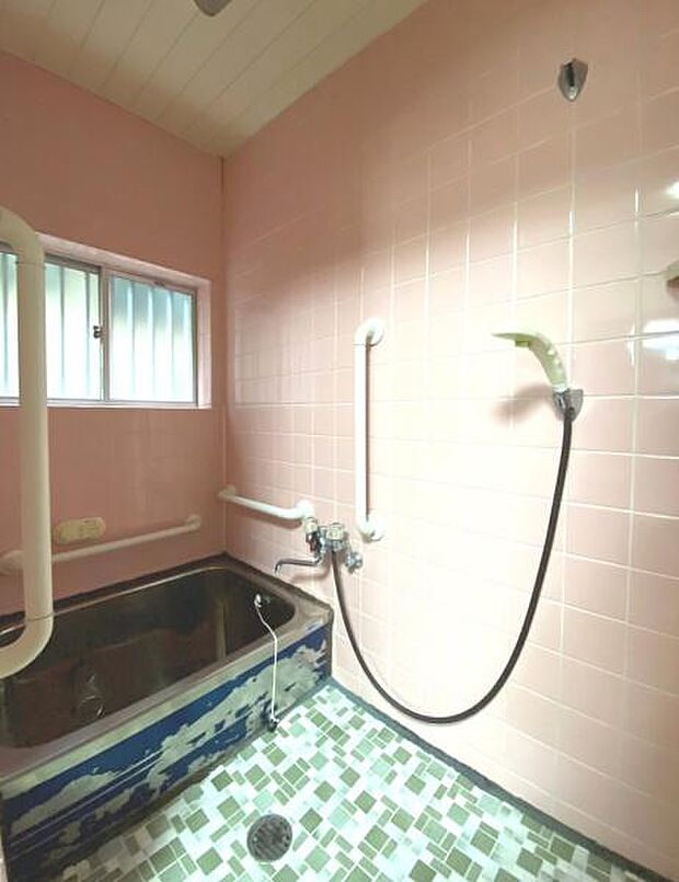 【浴室】タイル張りの浴室で綺麗です。手すりがついており、お子様やご年配の方も安心です