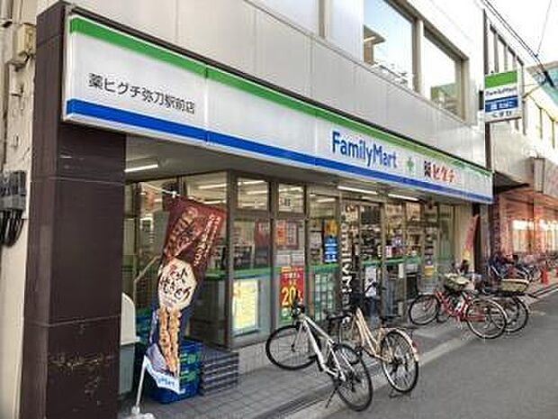 ファミリーマート薬ヒグチ弥刀駅前店まで396m