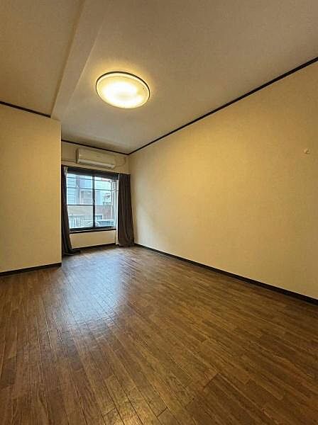 【リビング】奥行たっぷりのリビング。バルコニーに面した明るいお部屋です。※AIを使用して編集しております。