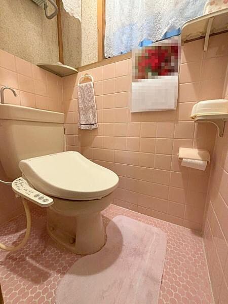 【トイレ】小窓付きで自然換気可能なトイレです