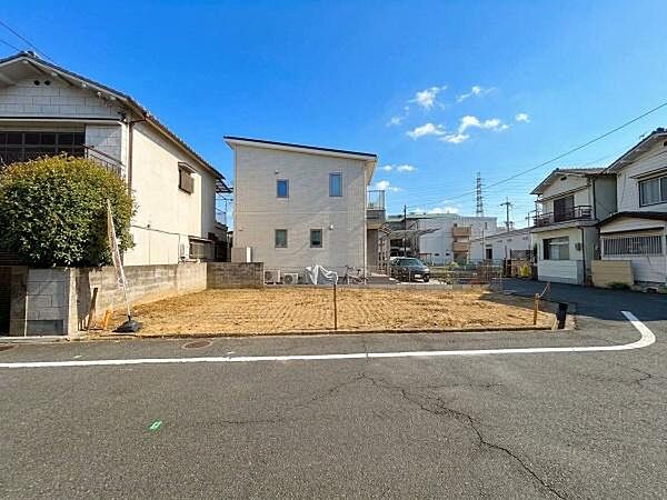 【現地】間口広々としており希望の間取りが叶いやすい土地※AI加工で明るさを編集しております。