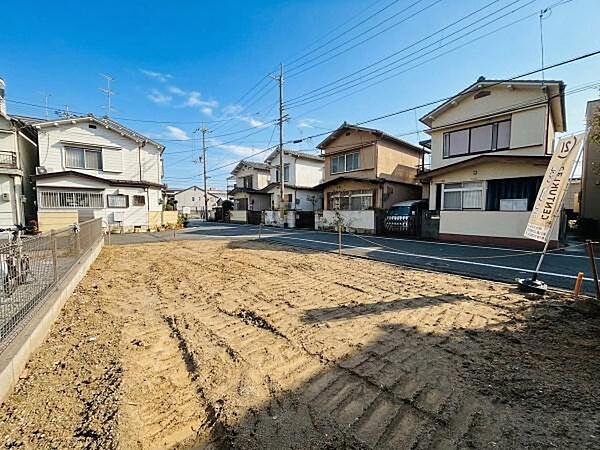 【前面道路】過ごしやすい閑静な住宅地の環境です。※AI加工で明るさを編集しております。