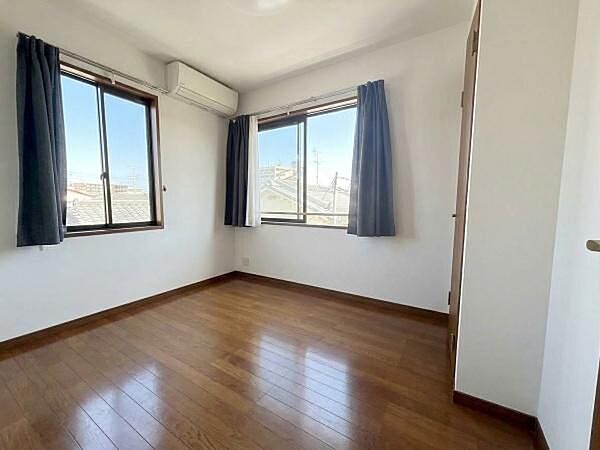 【洋室】どんなインテリアにも合わせやすい、シンプルなお部屋です。※ＡＩ加工により荷物を消去した画像です。細部設備については一部描写が不足している箇所がございますので、あらかじめご了承ください