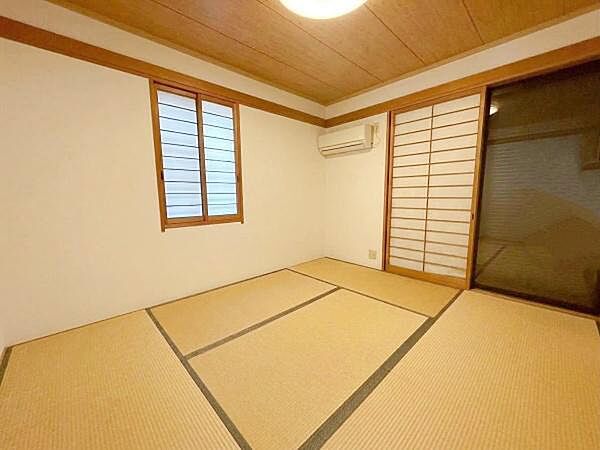 【和室】イ草香る落ち着きある和室。※ＡＩ加工により荷物を消去した画像です。細部設備については一部描写が不足している箇所がございますので、あらかじめご了承ください