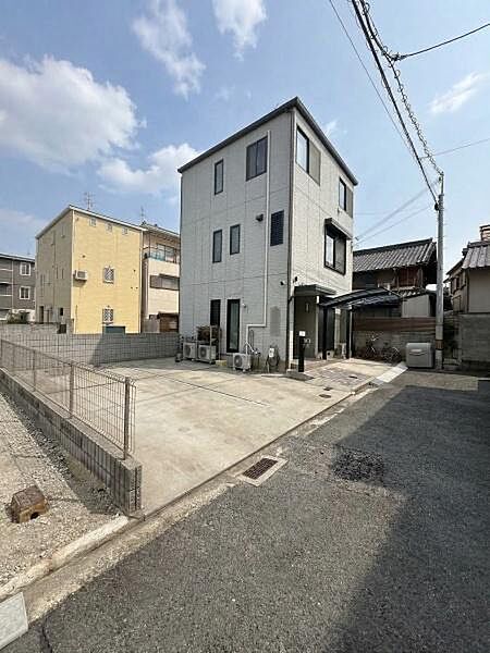 【現地】間口約13.4ｍと広々。※ＡＩ加工により荷物を消去した画像です。細部設備については一部描写が不足している箇所がございますので、あらかじめご了承ください