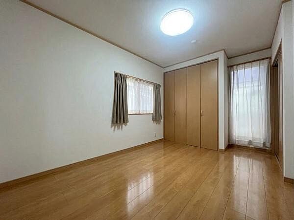 【洋室】バルコニーに出入りできるお部屋。※ＡＩ加工により荷物を消去した画像です。細部設備については一部描写が不足している箇所がございますので、あらかじめご了承ください。