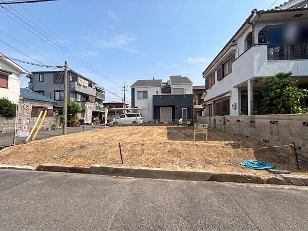 【現地】戸建に囲まれた過ごしやすい閑静な住宅地の環境です。※ＡＩを使用し編集した画像です。細部設備については一部描写が不足している箇所がございますので、あらかじめご了承ください。
