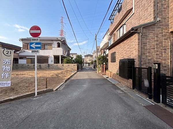 【前面道路】南側　幅員約4ｍ※ＡＩを使用し編集した画像です。細部設備については一部描写が不足している箇所がございますので、あらかじめご了承ください。