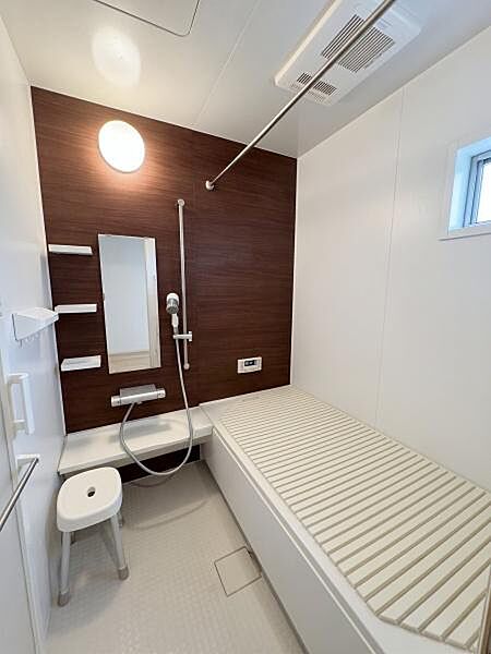 【浴室】足を伸ばしてゆったりくつろげる広さのあるバスルーム。※ＡＩ加工により荷物を消去した画像です。 細部設備については一部描写が不足している箇所がございますので、あらかじめご了承ください。