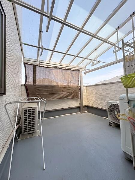 【バルコニー】しっかり屋根が付いており急な雨も安心。※ＡＩ加工により荷物を消去した画像です。細部設備については一部描写が不足している箇所がございますので、あらかじめご了承ください。