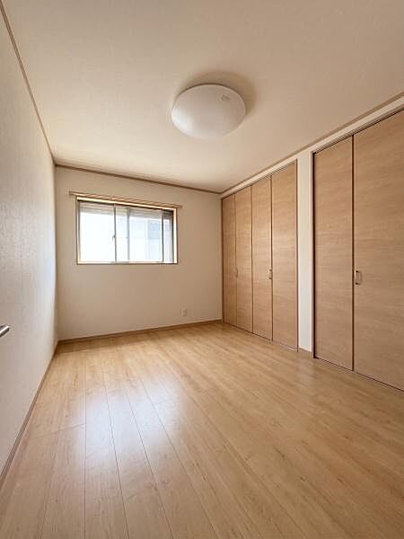 【洋室】約6帖。南から光が入る明るい住空間。※ＡＩ加工により荷物を消去した画像です。細部設備については一部描写が不足している箇所がございますので、あらかじめご了承ください。