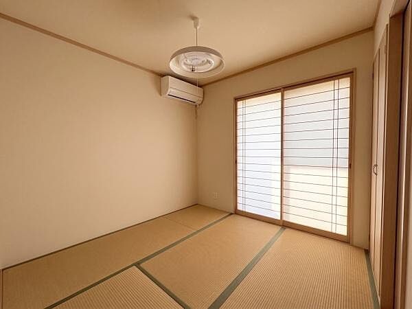 【和室】リビングに隣接した和室。※ＡＩ加工により荷物を消去した画像です。細部設備については一部描写が不足している箇所がございますので、あらかじめご了承ください。