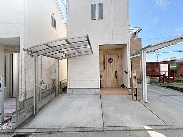 【現地】バイク・自転車置き場有。※ＡＩ加工により荷物を消去した画像です。細部設備については一部描写が不足している箇所がございますので、あらかじめご了承ください。