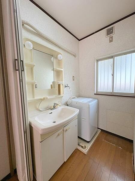 【洗面台・洗面所】洗面台と洗濯機置き場が並ぶ洗面脱衣室。