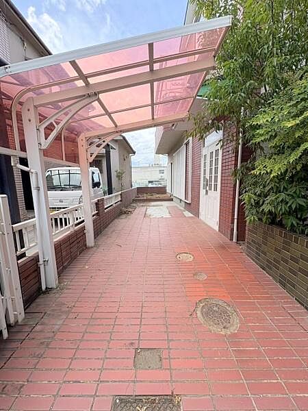 【駐車場】屋根付きで雨の日の乗り降りも安心。※ＡＩを使用し編集した画像です。細部設備については一部描写が不足している箇所がございますので、あらかじめご了承ください。