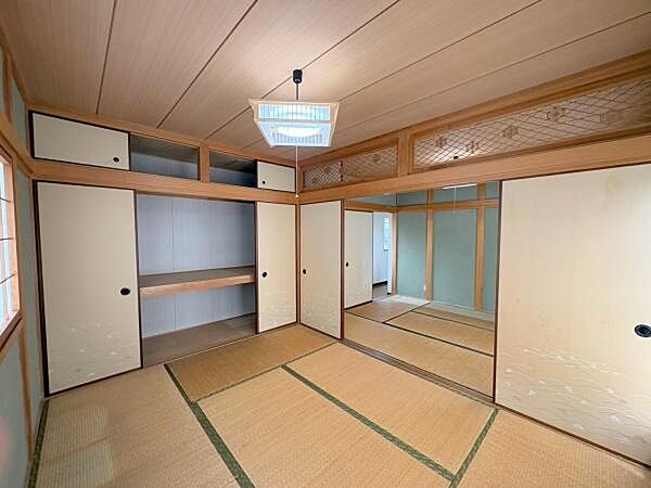【和室】布団などかさばる荷物も入る押し入れ収納付き。