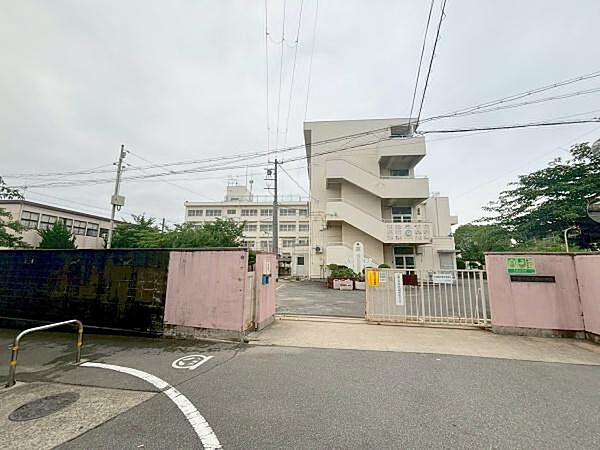 大東市立三箇小学校まで383m