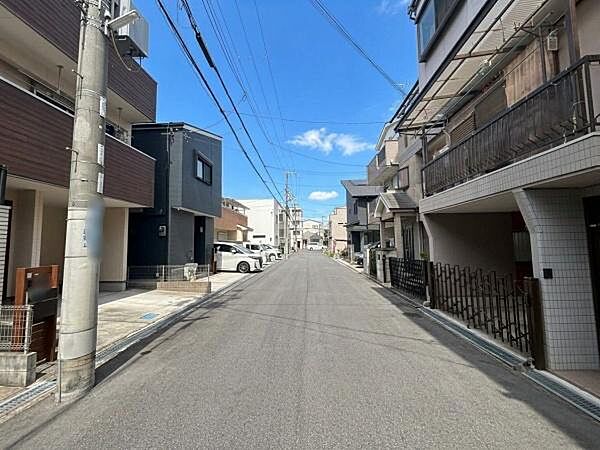 【前面道路】過ごしやすい閑静な住宅地の環境※ＡＩを使用し編集した画像です。細部設備については一部描写が不足している箇所がございますので、あらかじめご了承ください。