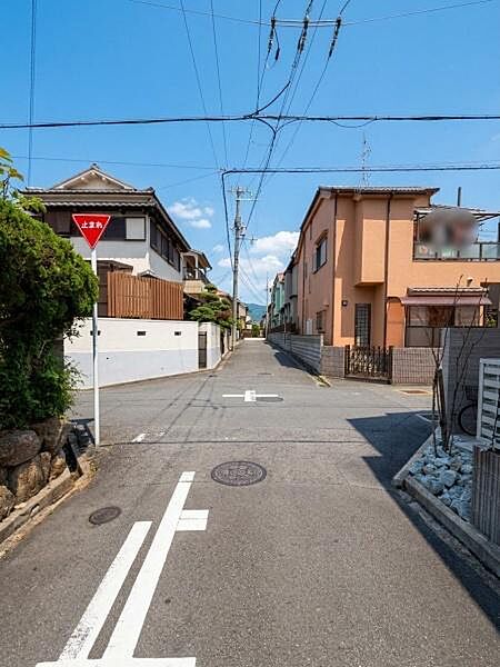 【前面道路】南側　幅員約4.0ｍ※ＡＩを使用し編集した画像です。細部設備については一部描写が不足している箇所がございますので、あらかじめご了承ください。
