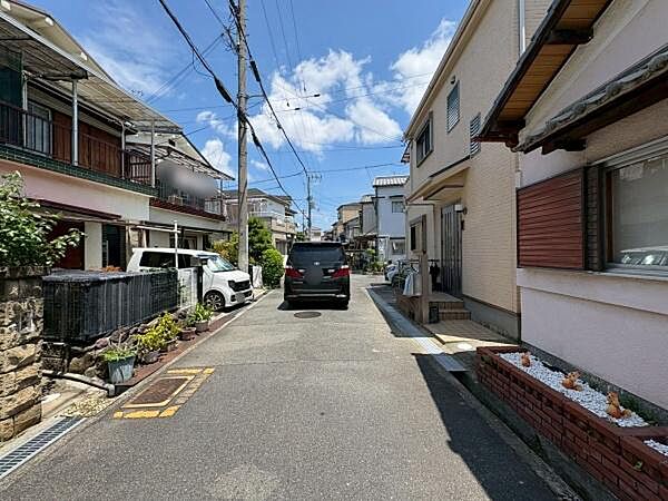 【現地】戸建に囲まれた閑静な住宅地の環境です。