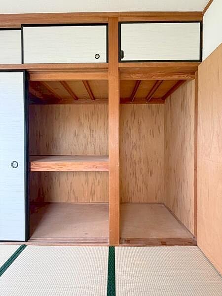 【収納】和室には押入収納がついており、布団や座布団など収納が可能です。