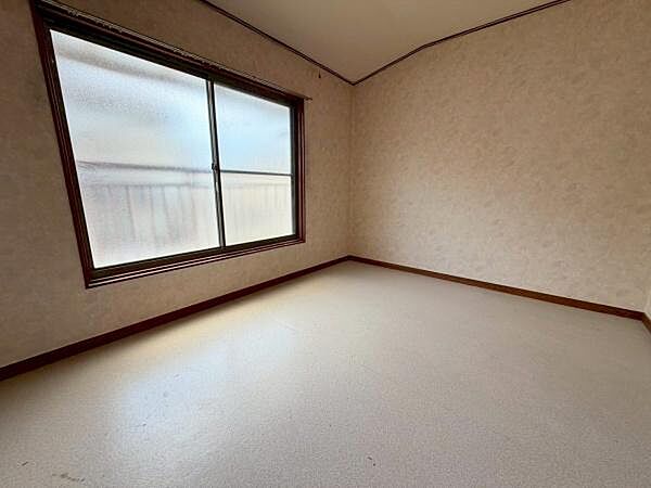 【洋室】約6帖の洋室。過ごしやすい広さで書斎や趣味部屋など幅広く利用可能です。