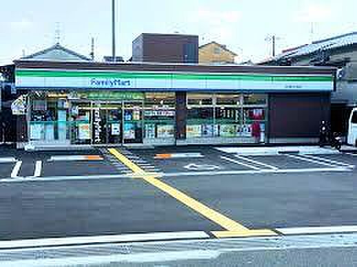 ファミリーマート東大阪六万寺町店まで546m