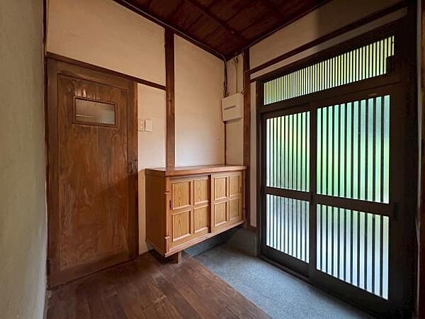 【玄関】シューズボックス付きで靴が収納でき、玄関回りをすっきりと見せることができます。※ＡＩを使用し編集した画像です。細部設備については一部描写が不足している場合がございます事あらかじめご了承ください