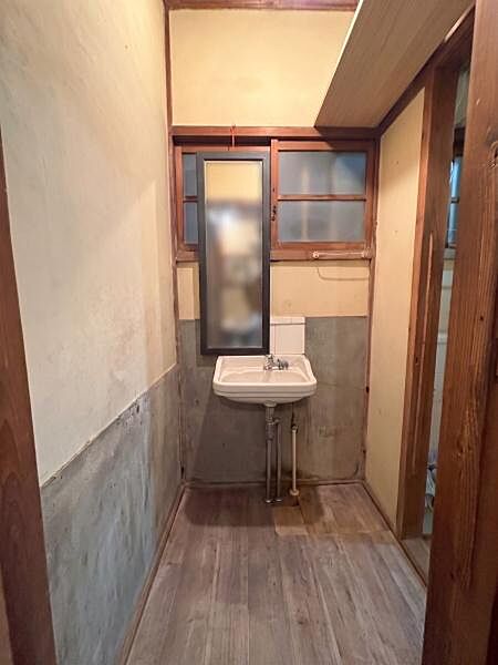 【洗面台】独立洗面台有り。※ＡＩを使用し編集した画像です。細部設備については一部描写が不足している箇所がございますので、あらかじめご了承ください。