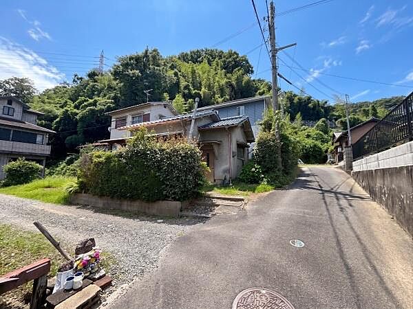 【前面道路】北側　幅員約2.7ｍ※ＡＩを使用し編集した画像です。細部設備については一部描写が不足している箇所がございますので、あらかじめご了承ください。