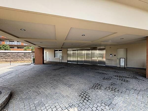 【エントランス】駐車場側にもエントランスがあります。