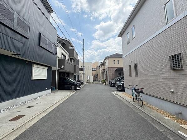 【前面道路】閑静な住宅街に位置し、穏やかな住環境です。