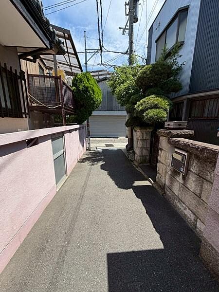 【前面道路】交通量の少ない前道で出入りも安心です。
