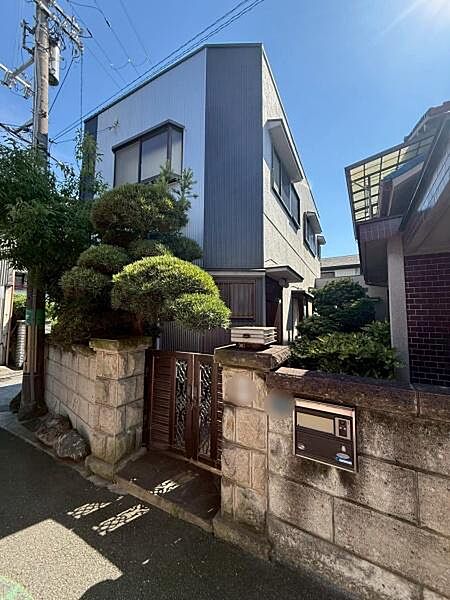 【現地】古家は増築しており、U字型に建物が建っています。
