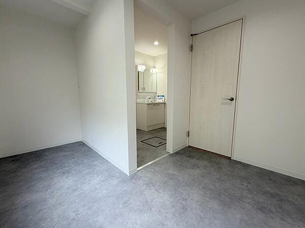 【その他内観】ユーティリティルーム。ファミリークロークとしても利用可能。