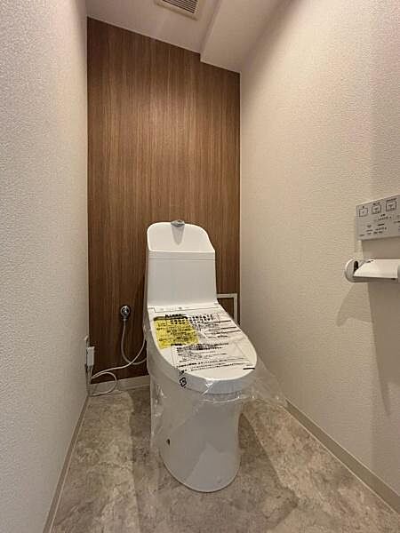【トイレ】温水洗浄便座付きのトイレ。