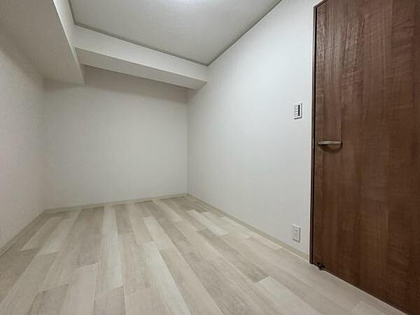 【洋室】約5帖洋室。各部屋鍵付き。