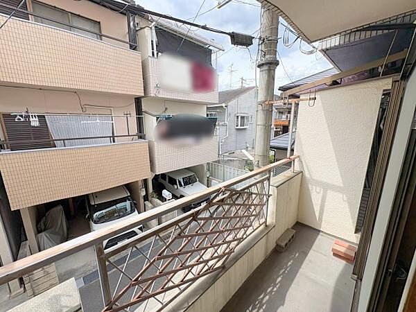 【バルコニー】洗濯物を干しやすい広さのバルコニーです。