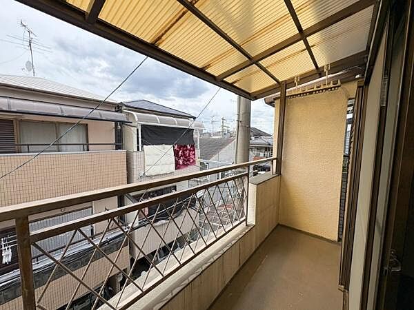 【バルコニー】2階3階それぞれにバルコニーがあり、洗濯物が多い方も安心。