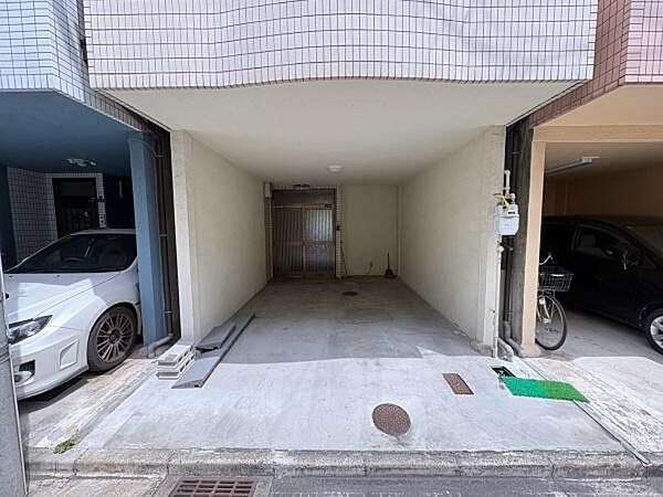【駐車場】車種により、1台駐車可能な駐車スペース。