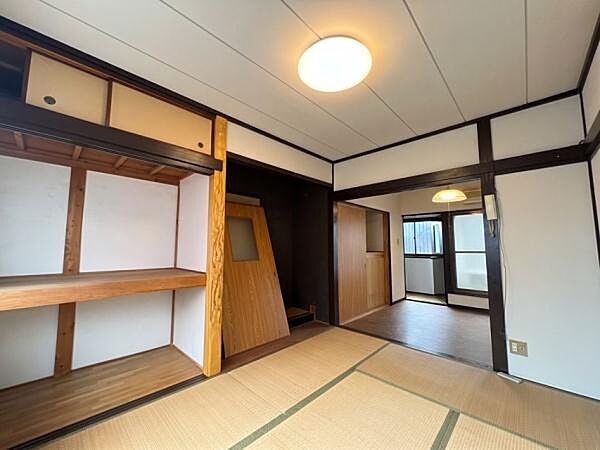 【和室】3階、約6帖の和室。押入・床の間付。※ＡＩを使用し編集した画像です。細部設備については一部描写が不足している箇所がございますので、あらかじめご了承ください。
