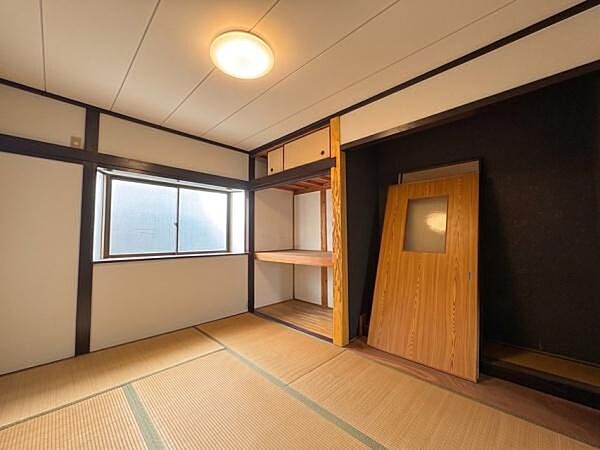 【和室】出窓より明るい採光差し込む温かな和室。※ＡＩを使用し編集した画像です。細部設備については一部描写が不足している箇所がございますので、あらかじめご了承ください。