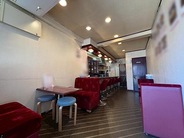 【店舗】ゆったりした広さの1階店舗部分。※ＡＩを使用し編集した画像です。細部設備については一部描写が不足している箇所がございますので、あらかじめご了承ください。