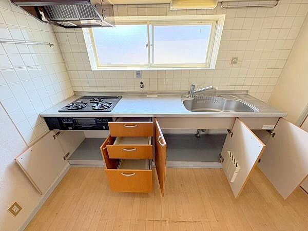 【キッチン】上下収納付きで、キッチン用品や調味料などすっきり収納できます。