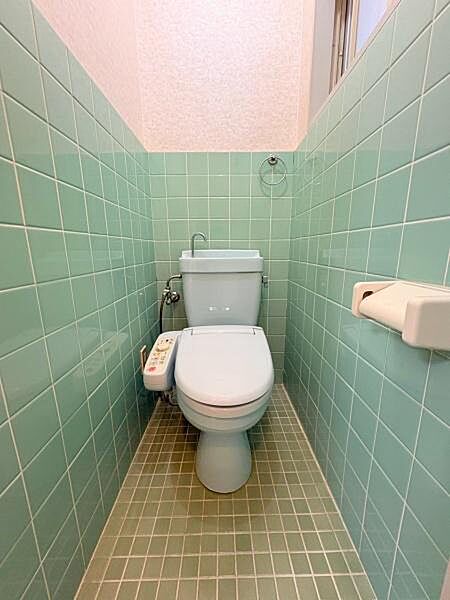 【トイレ】小窓付きで自然換気可能な個室トイレ。
