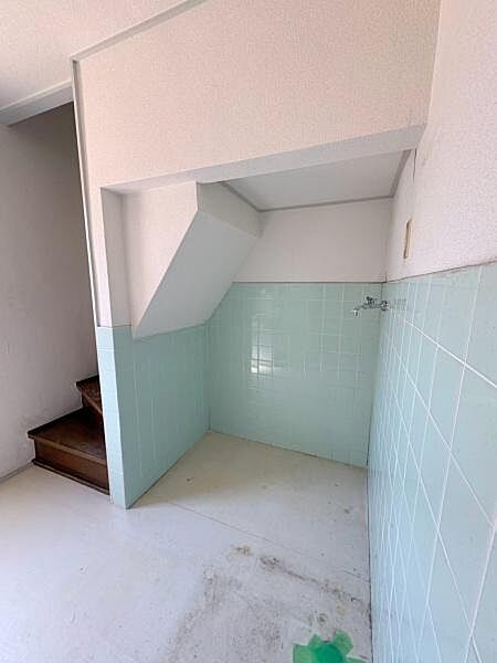 【洗面台・洗面所】階段下に洗濯機置き場が設けられております。
