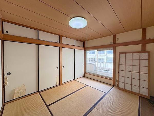 【和室】バルコニーに面しており明るい住空間。