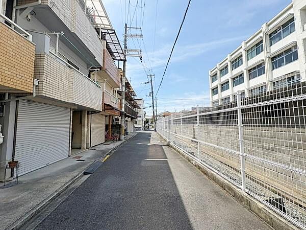 【前面道路】交通量の少ない前道で出入りも安心です。