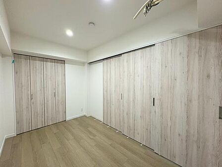 【洋室】リビングに隣接した洋室。子供部屋にもオススメ。